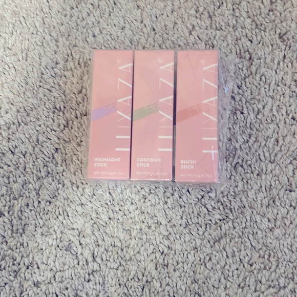 Makeup - Picture 1 of 1